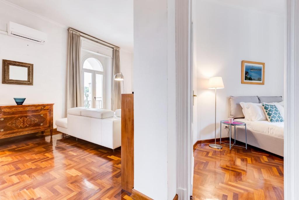 A bed or beds in a room at Large and bright apartment amazing view Basilica San Giovanni in Laterano