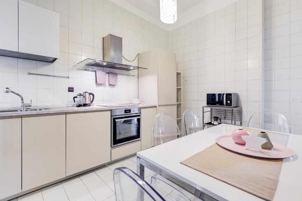 A kitchen or kitchenette at Large and bright apartment amazing view Basilica San Giovanni in Laterano