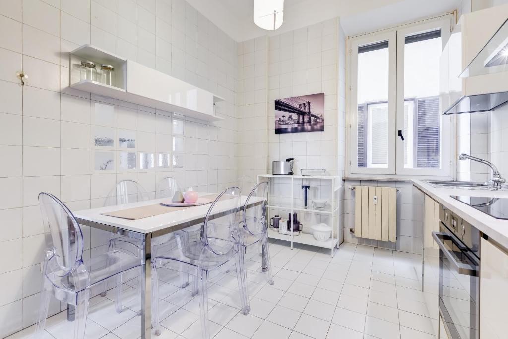 A kitchen or kitchenette at Large and bright apartment amazing view Basilica San Giovanni in Laterano