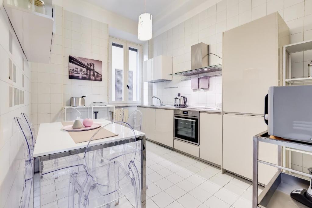 A kitchen or kitchenette at Large and bright apartment amazing view Basilica San Giovanni in Laterano