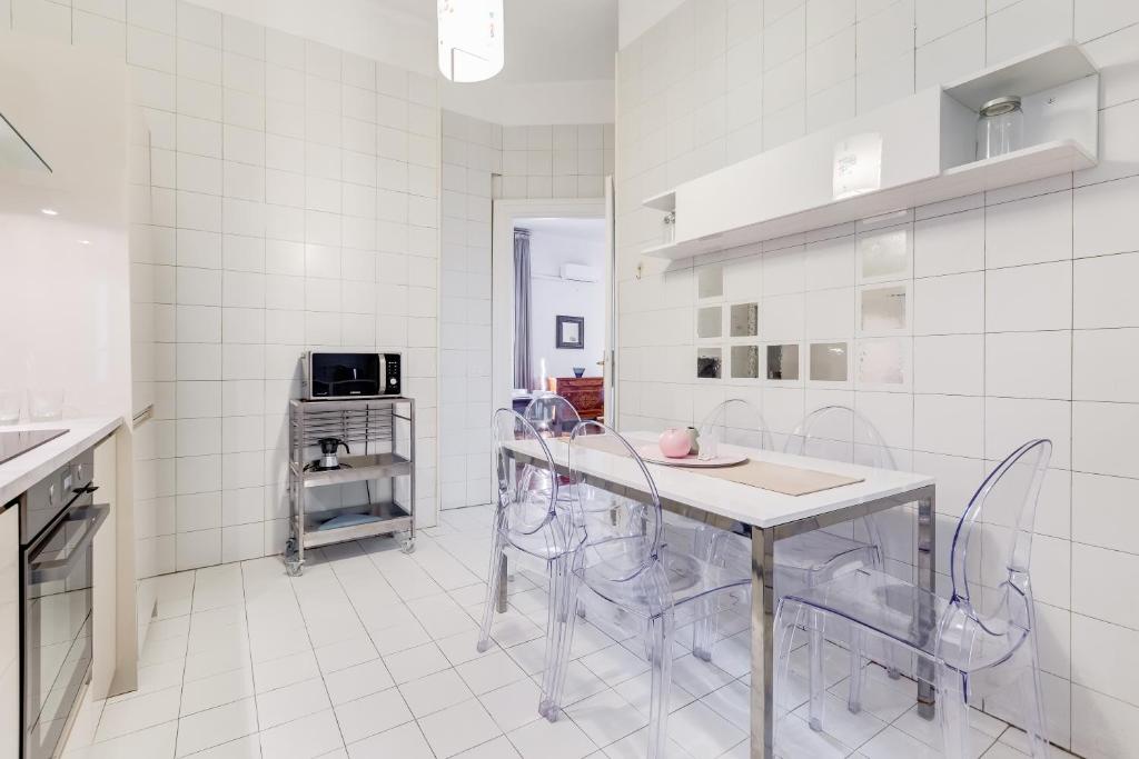 A kitchen or kitchenette at Large and bright apartment amazing view Basilica San Giovanni in Laterano