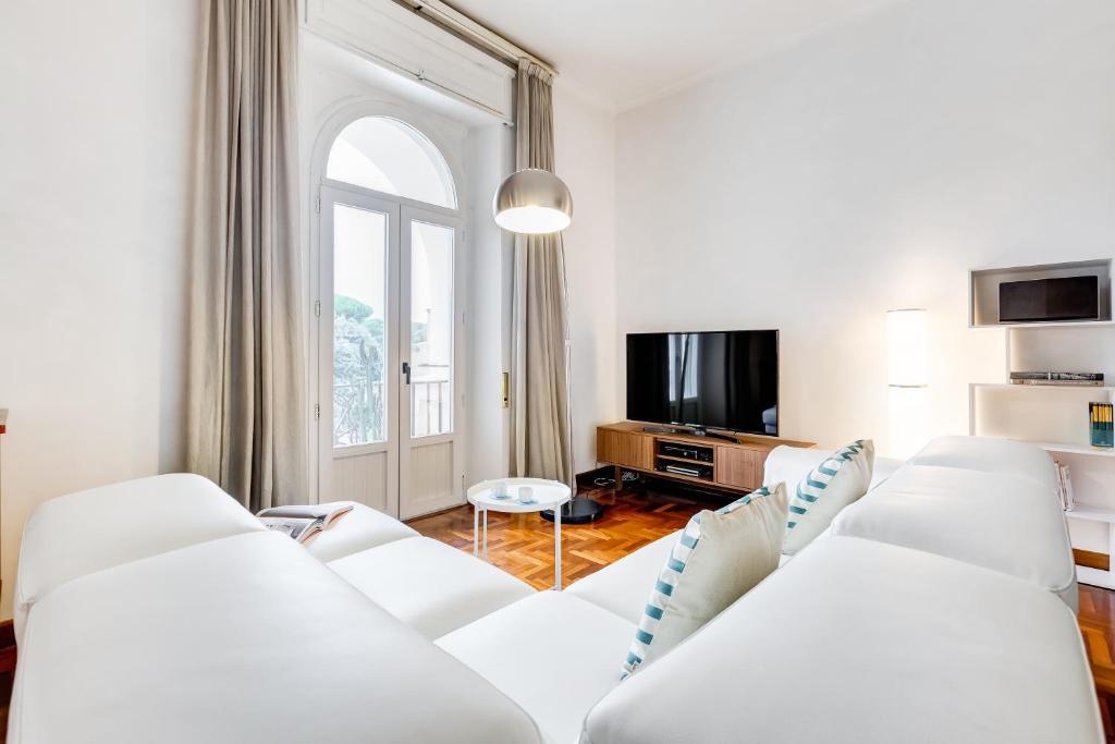 A television and/or entertainment centre at Large and bright apartment amazing view Basilica San Giovanni in Laterano