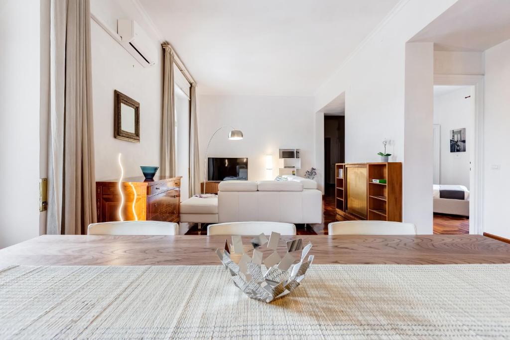 A seating area at Large and bright apartment amazing view Basilica San Giovanni in Laterano
