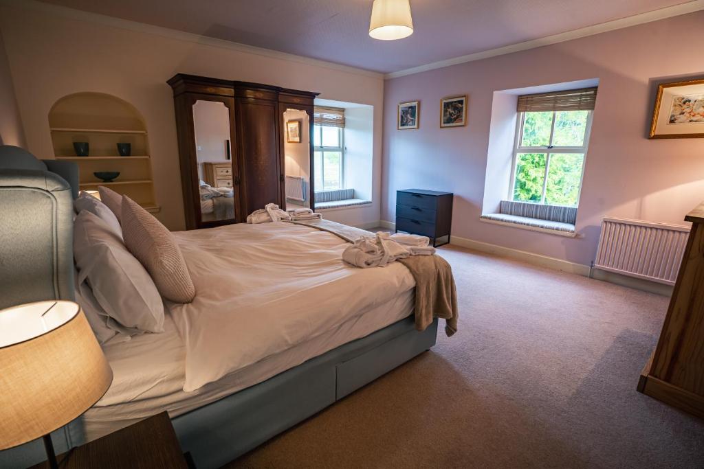 Кровать или кровати в номере The Farmhouse, 6 bed property, Forres