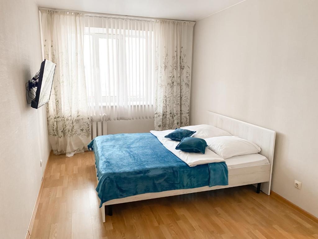 ヴォログダにあるApartment 2Pillows on Yuzhakovaのベッドルーム1室(枕2つ付)
