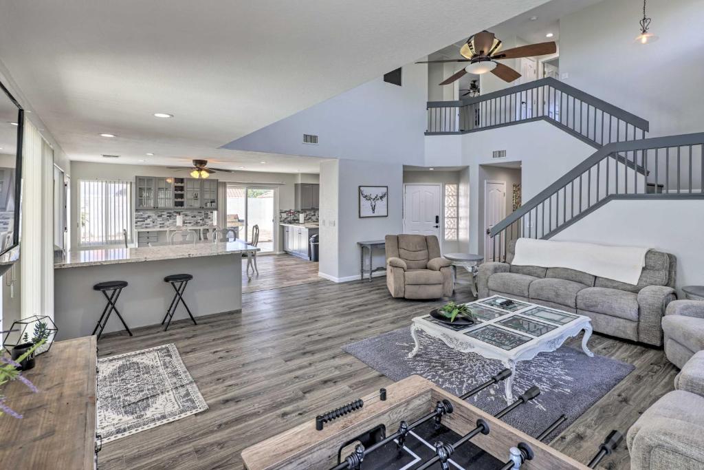 ein Wohnzimmer mit Couch und Tisch in der Unterkunft Bullhead City Pad with Pool and Patio Near River in Bullhead City