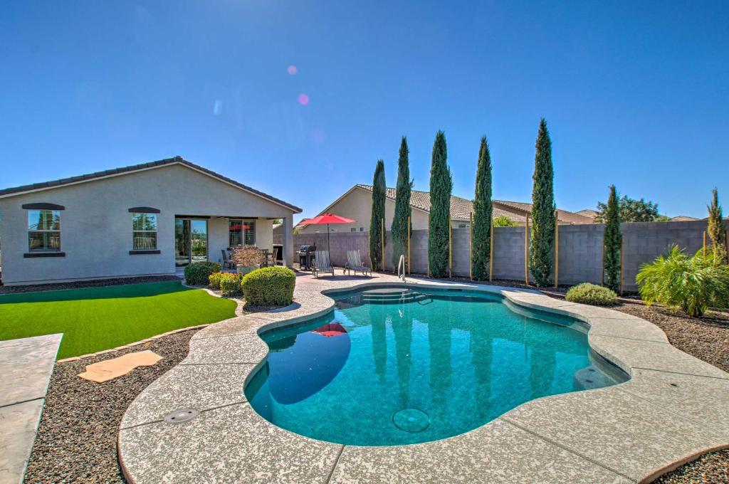 Πισίνα στο ή κοντά στο Pool and Covered Patio San Tan Valley Home