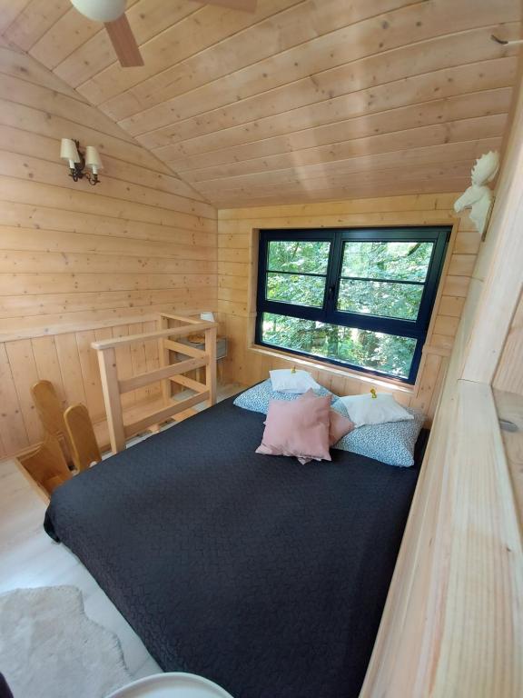 Posteľ alebo postele v izbe v ubytovaní Węgiełek Treehouse