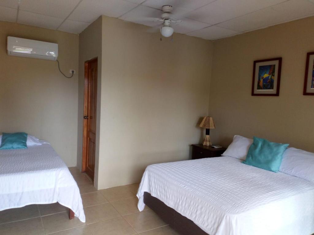 um quarto com 2 camas e uma janela em Cucube em Ayangue
