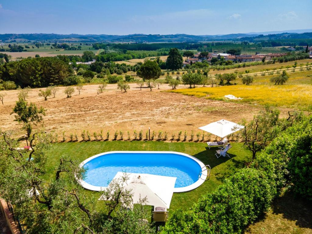 widok z powietrza na pole z basenem przed w obiekcie Agriturismo Il Bosco w mieście Terricciola