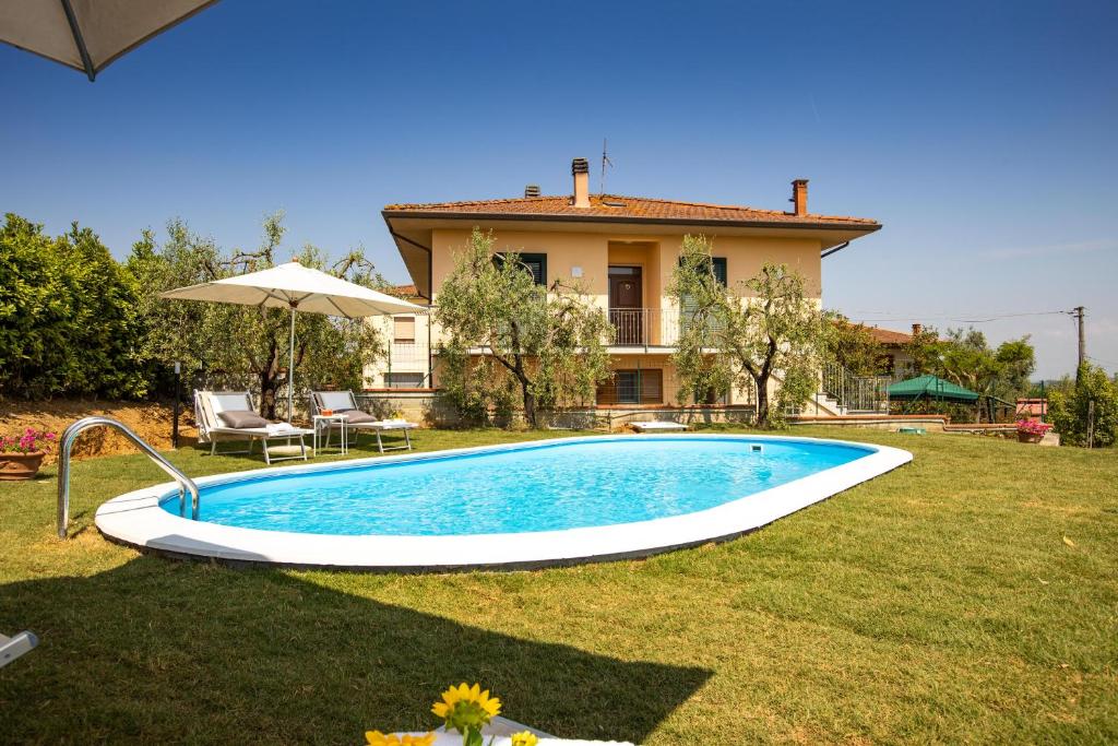 basen w ogrodzie domu w obiekcie Agriturismo Il Bosco w mieście Terricciola
