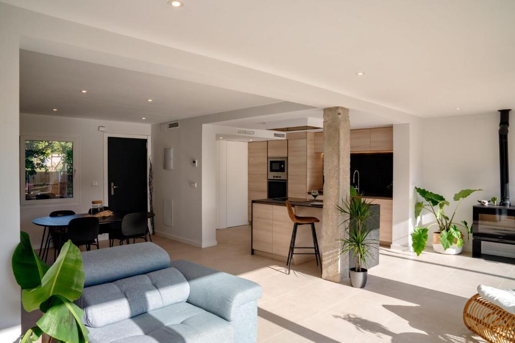 Booking.com: Stylish bungalow with AC and sea views ...