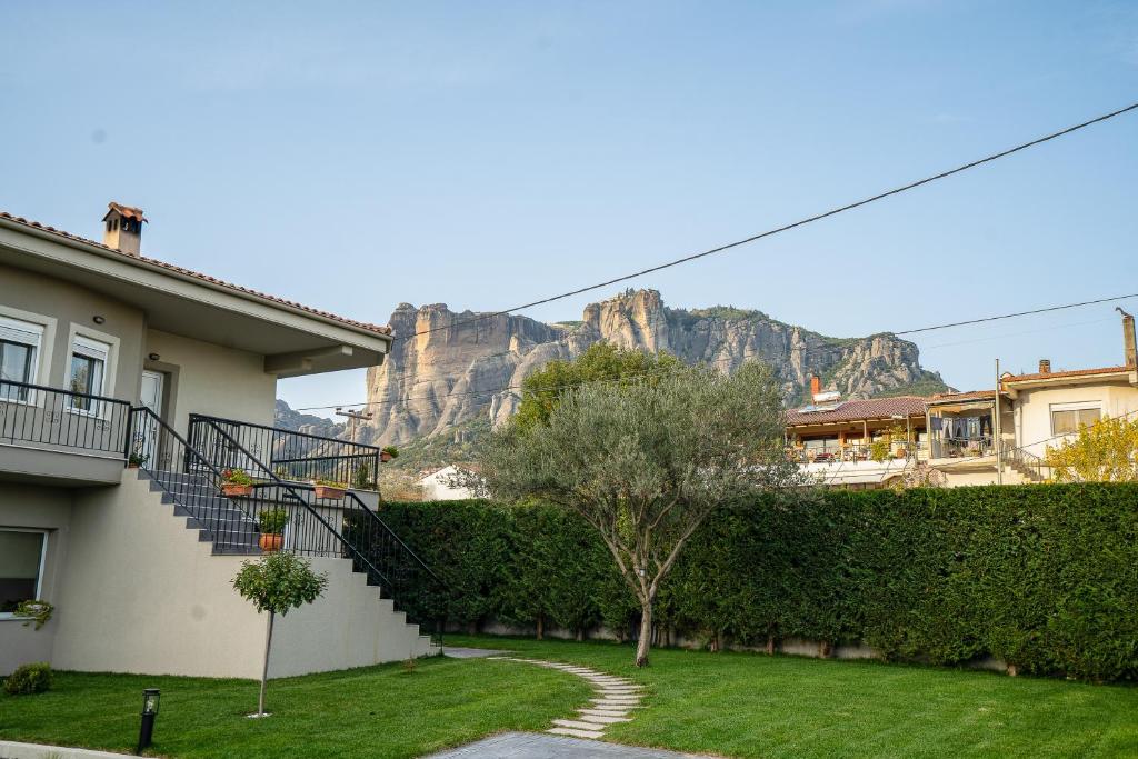 A general mountain view or a mountain view taken from A villát