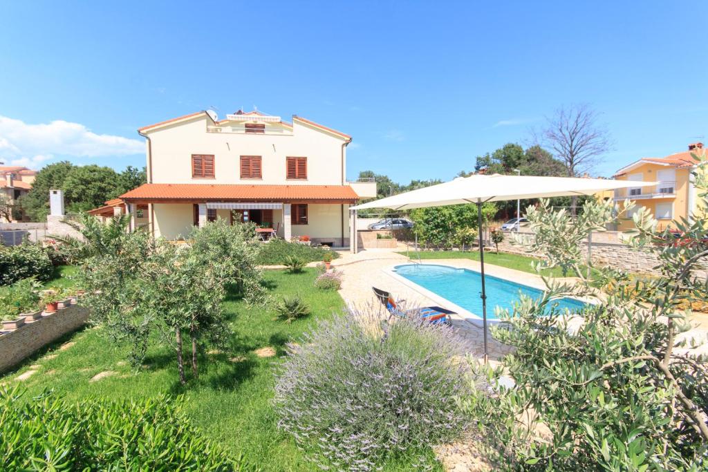 a house with a swimming pool in a yard at Villa Marija in Medulin