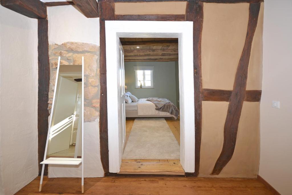Krevet ili kreveti u jedinici u okviru objekta Maison 1775 Ferien im historischen Bauernhaus mit Sauna, Wissembourg, Elsass