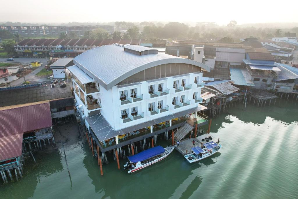 una vista aérea de un edificio sobre el agua en Hotel Le-Shore en Kuala Selangor