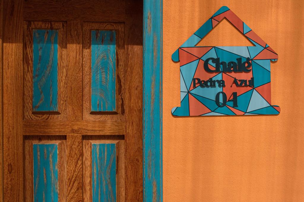 Divisa的住宿－ÁGUA MARINHA Pousada Caparao，有一扇门,上面有儿童在上面玩耍的标志