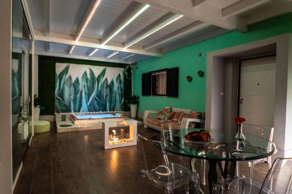 salon ze stołem i kominkiem w obiekcie Resort Villa La Perla Sul Mare w mieście Leporano Marina