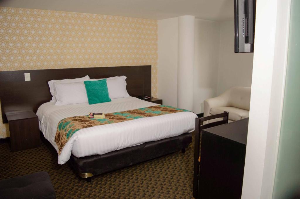 Кровать или кровати в номере Hotel Castellana 95