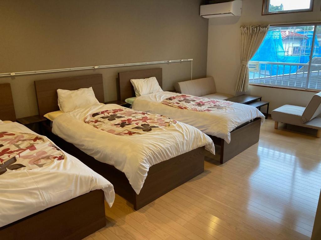 Habitación con 2 camas y ventana en Koya TRIBE - Vacation STAY 83403v, en Oishi