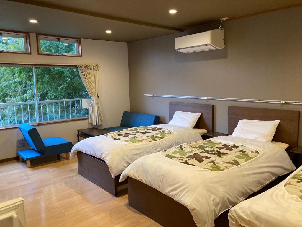 um quarto de hotel com duas camas e uma janela em Koya TRIBE - Vacation STAY 83398v em Oishi