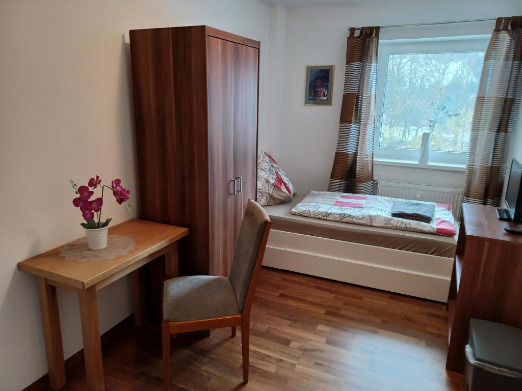 um quarto com um assento na janela com uma mesa e uma cadeira em Stubnerblick em Bad Gastein