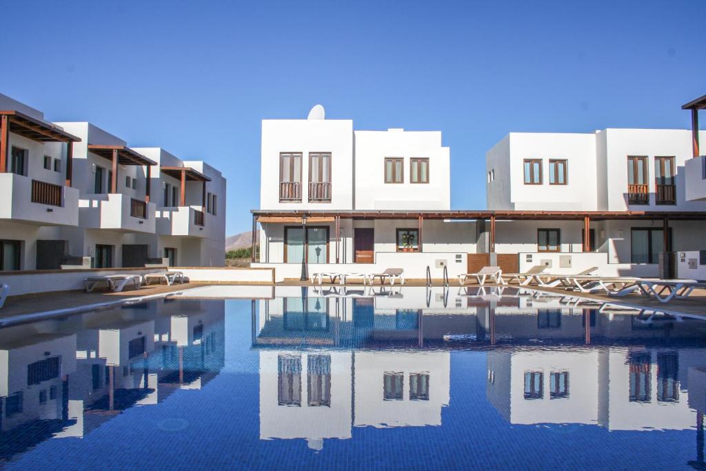 a view of a building with a swimming pool at Aiolos 20 in Puerto Calero