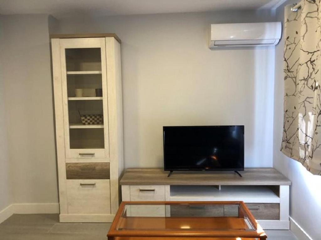 a living room with a tv and a coffee table at Inter - Apartamento céntrico en Alcalá de Henares in Alcalá de Henares