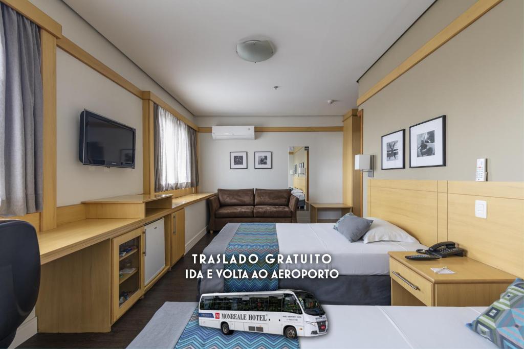 ein Hotelzimmer mit einem Bett und einem TV in der Unterkunft Monreale Plus Guarulhos International Airport in Guarulhos