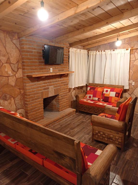 TV a/nebo společenská místnost v ubytování Cabañas el Corral del Rayo Huasca