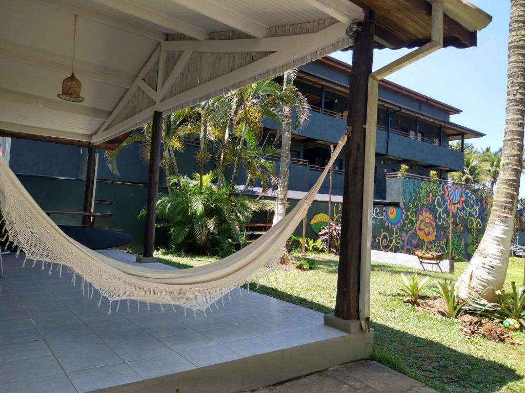 - un hamac sur la terrasse couverte d'une maison dans l'établissement Yabás Praia, à Ubatuba