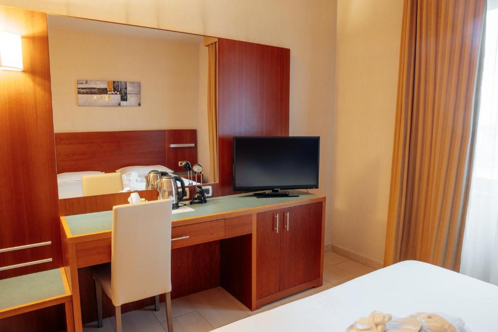 TV a/nebo společenská místnost v ubytování Hotel Amico