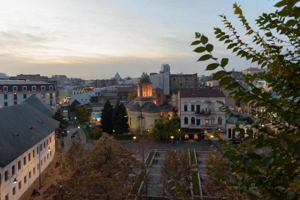- une vue sur une ville au crépuscule dans l'établissement Ultracentral Apartment - "Saint Anthony" Church & Old Town View, à Bucarest