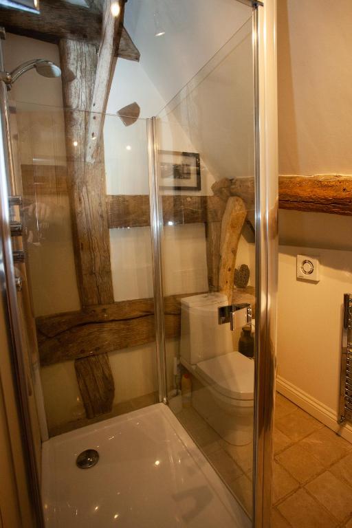 un bagno con doccia e WC di Popfosters Barn a Weston Subedge