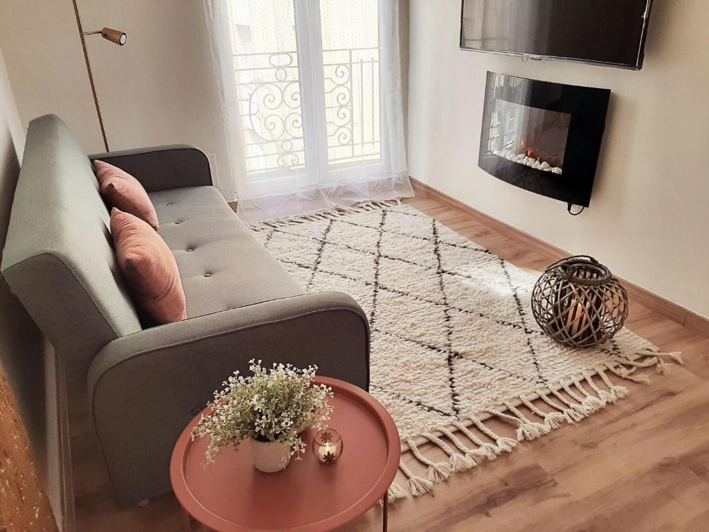 sala de estar con sofá y chimenea en Precioso apartamento en el centro de Santander, en Santander
