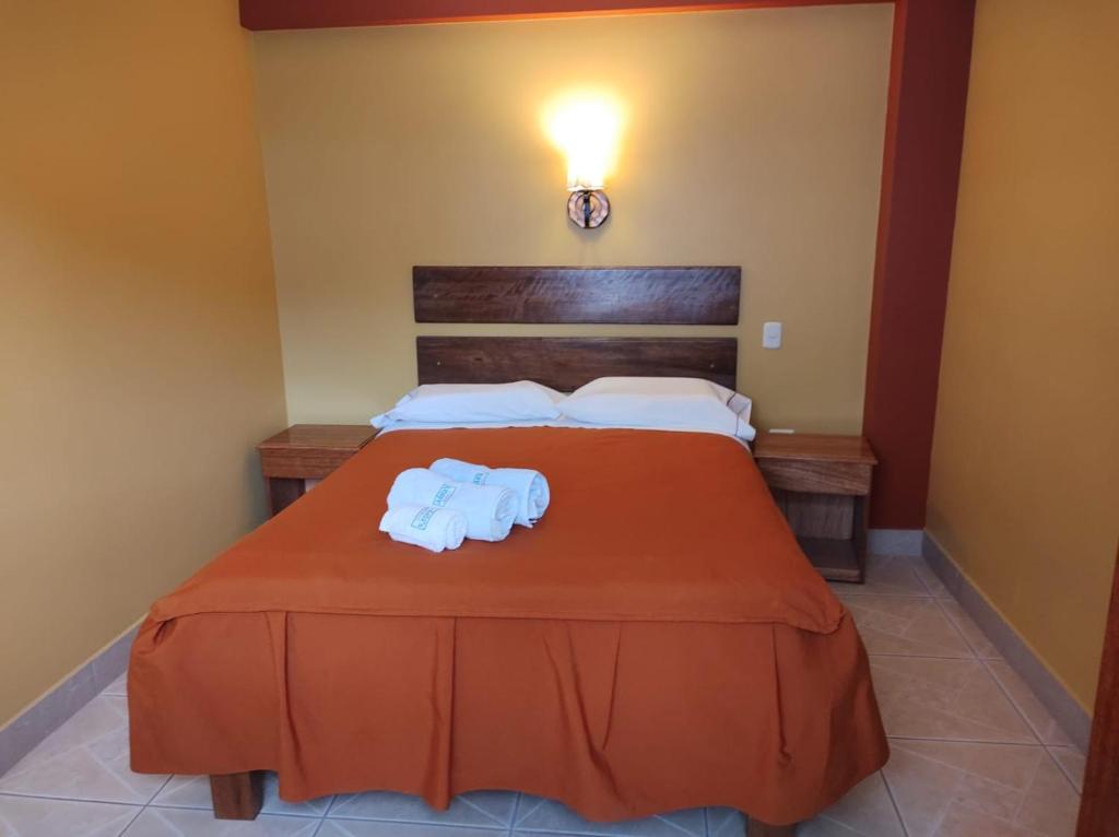 1 dormitorio con 1 cama con 2 toallas en Adela's Aparment in Cusco, en Cusco