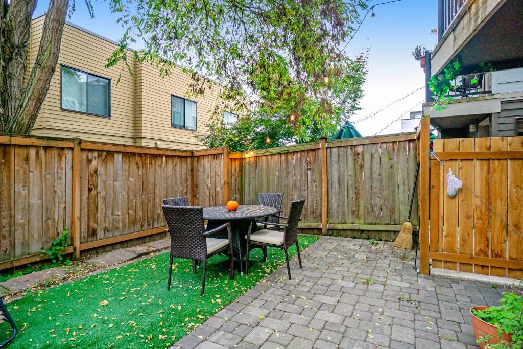 a backyard with a table and chairs and a fence at Fremontopia in Seattle