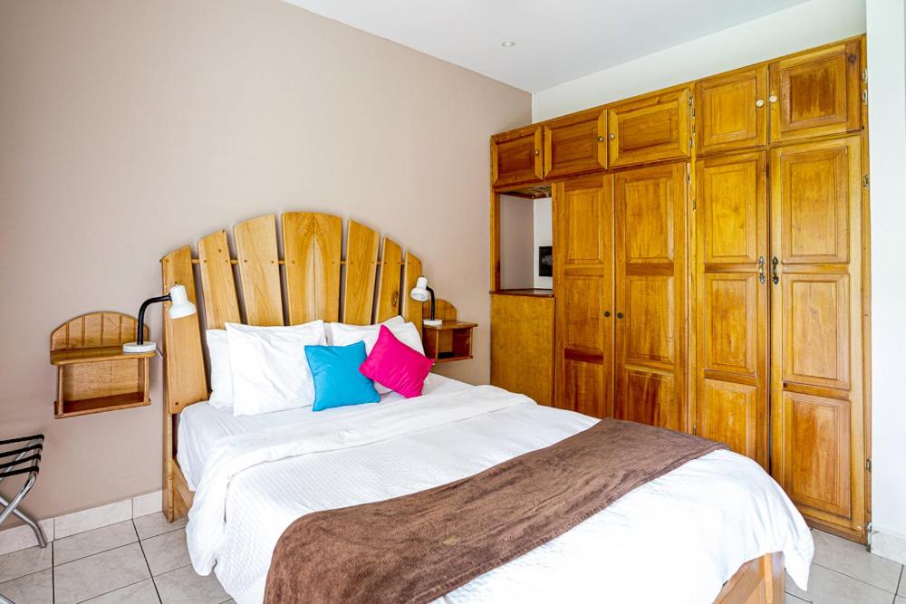 Een bed of bedden in een kamer bij Downtown Suites