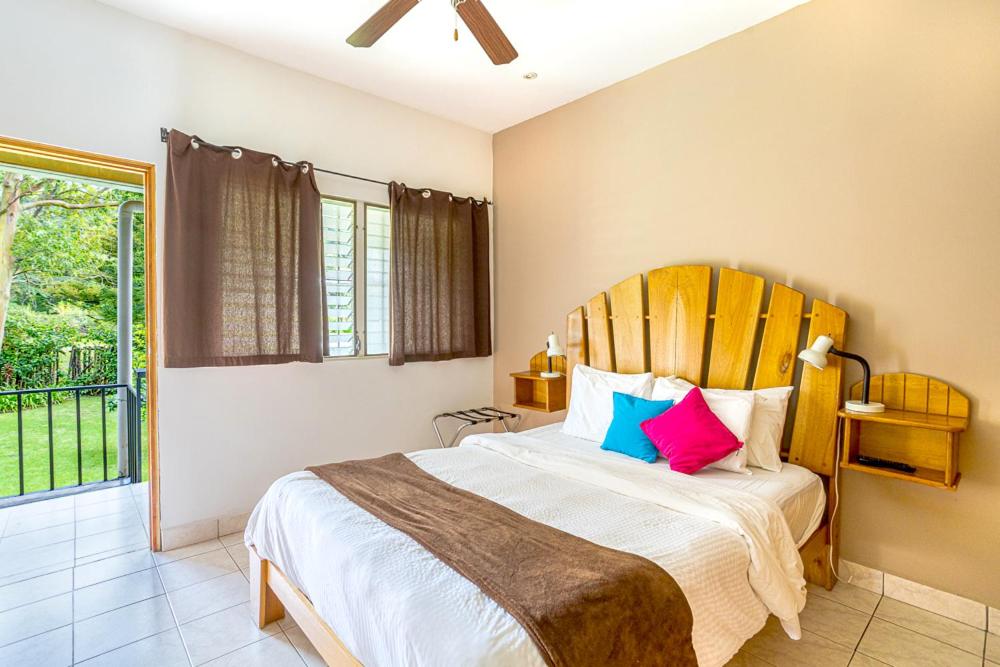 Een bed of bedden in een kamer bij Downtown Suites