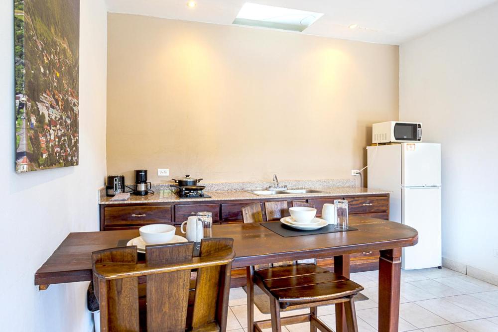 Een keuken of kitchenette bij Downtown Suites