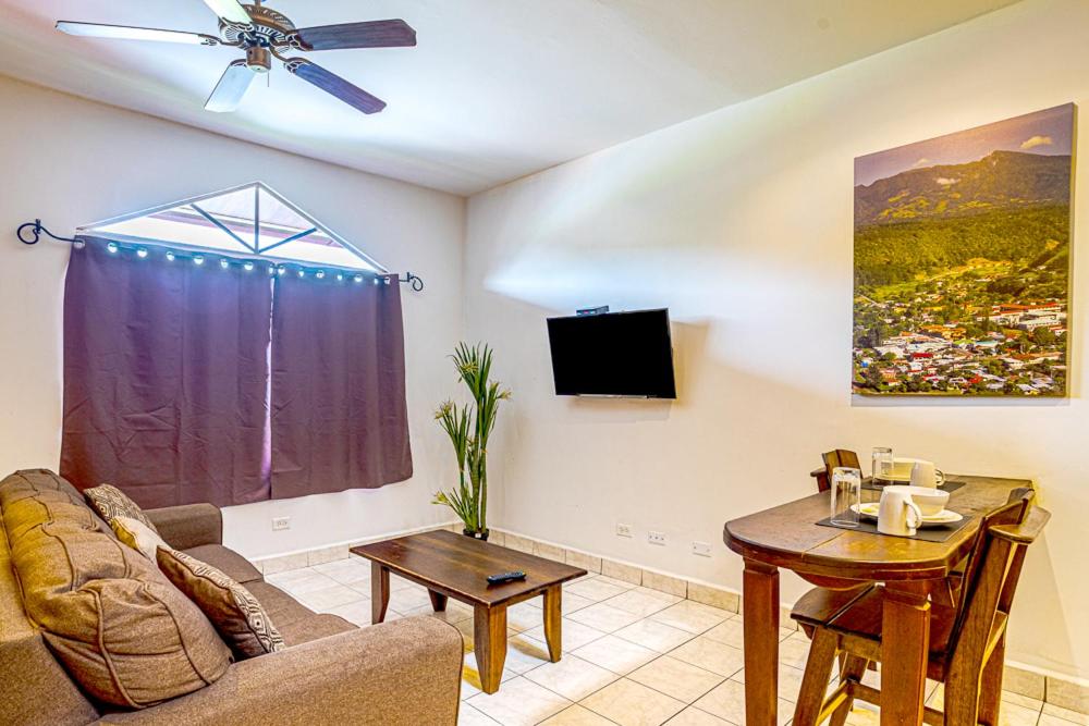een woonkamer met een bank en een tafel bij Downtown Suites in Boquete