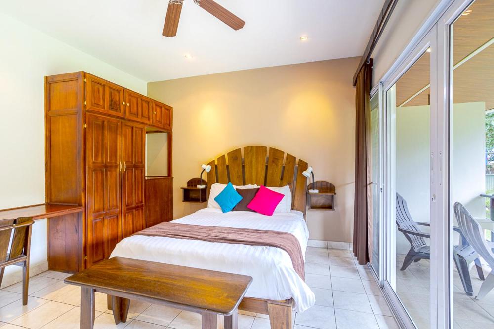 Een bed of bedden in een kamer bij Downtown Suites