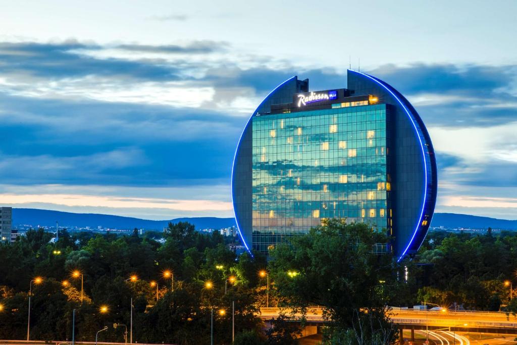 ein hohes blaues Gebäude mit einem blauen Band in der Unterkunft Radisson Blu Hotel Frankfurt in Frankfurt am Main