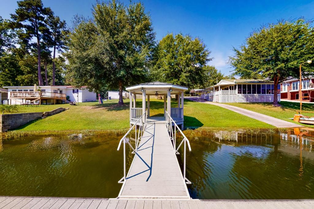 ein Dock mit einem Pavillon inmitten eines Sees in der Unterkunft Vacation Lake Fun in Lake Murray Shores