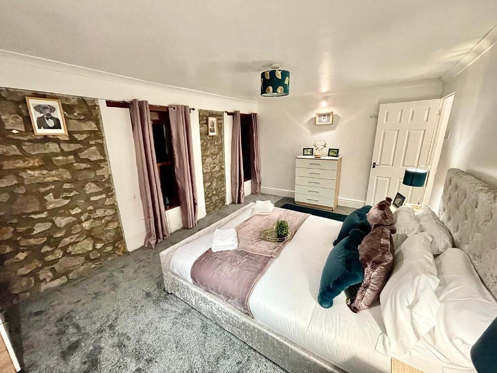 Postel nebo postele na pokoji v ubytování Traditional cosy PET FRIENDLY cottage by the canal with Cymru Holidays