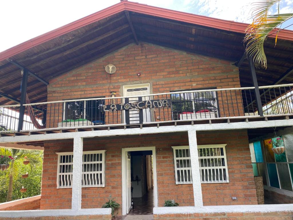 - un bâtiment en briques avec un balcon au-dessus dans l'établissement Finca Sopetrán Antioquia, à Sopetran