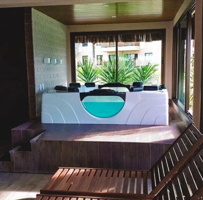Cette chambre dispose d'une table et d'une piscine. dans l'établissement VG Sun Flat Cumbuco - Térreo, à Cumbuco