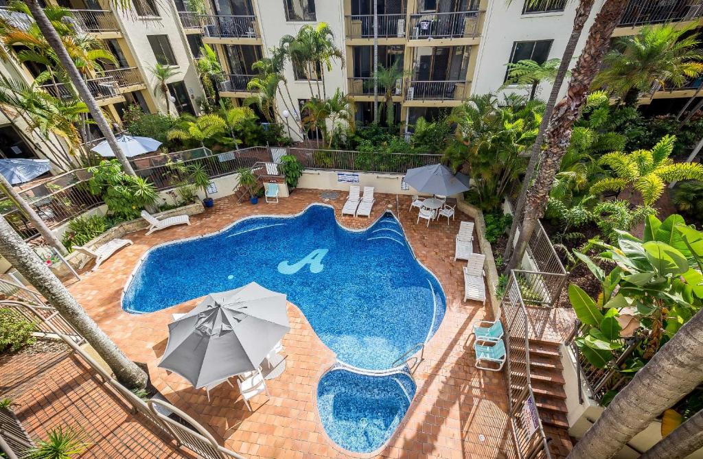 una vista aérea de una piscina con sombrillas en Aussie Resort en Gold Coast