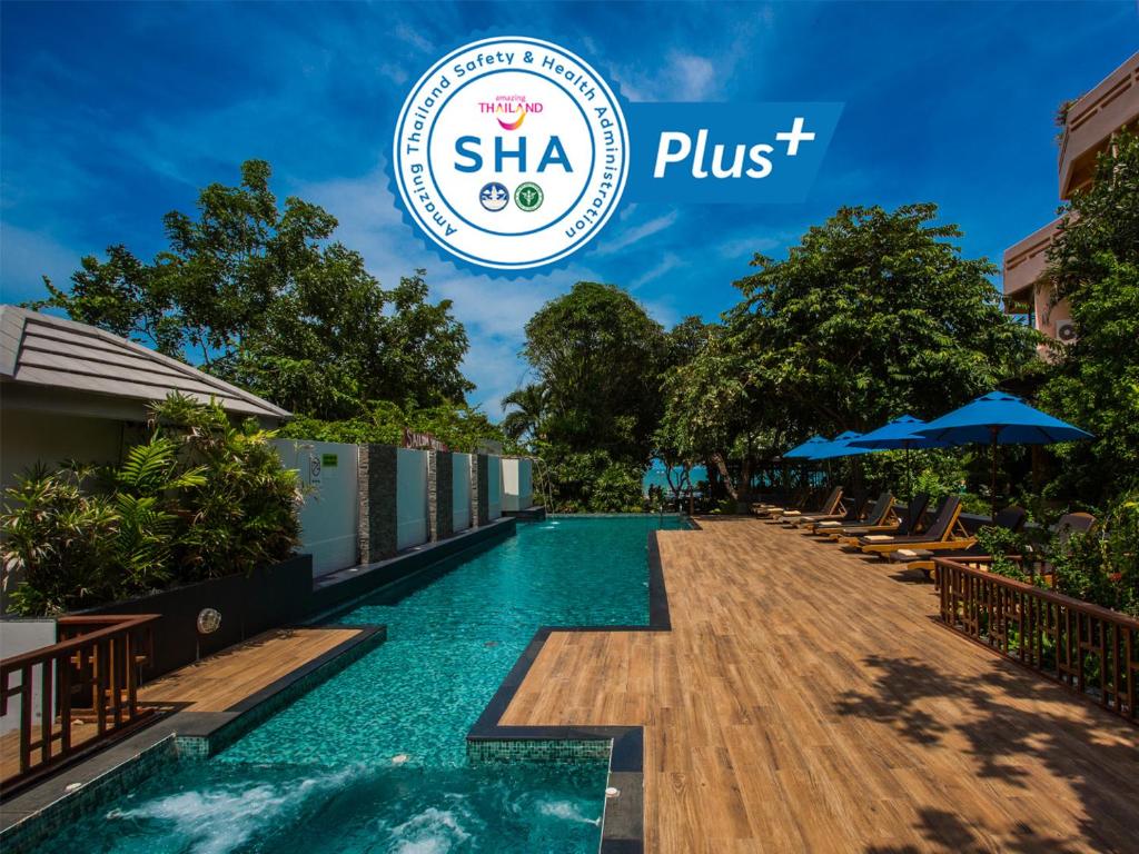 uma piscina no resort de sha pust em Sailom Hotel Hua Hin - SHA Extra Plus em Hua Hin