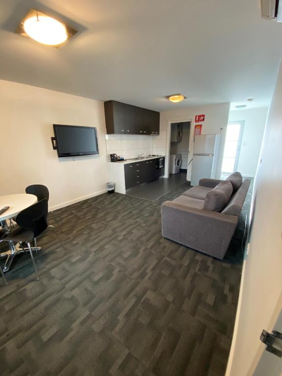TV a/nebo společenská místnost v ubytování Brighton Hotel Motel